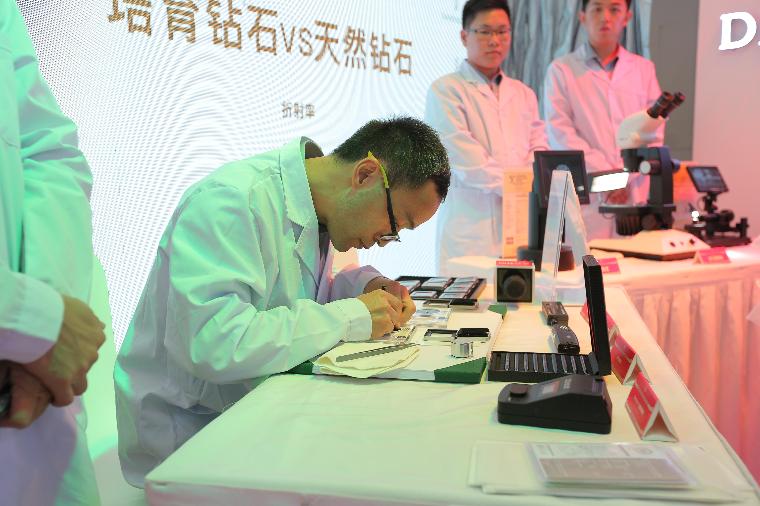 鉴定师在鉴定两组钻石.JPG